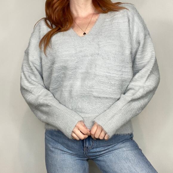 JCL Size Large Light Gray V-Neck Eyelash Fuzzy Cozy Semi Cropped Sweater - Picture 6 of 11